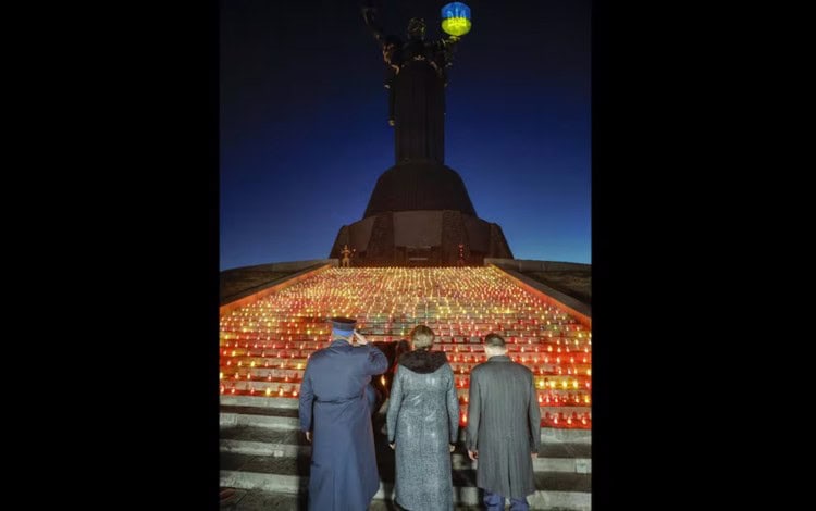 Encienden mil velas en Kiev al ajustar mil días de guerra en Ucrania