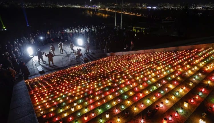 Encienden mil velas en Kiev al ajustar mil días de guerra en Ucrania