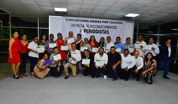 ´Asociaciones Unidas por Tabasco´ reconocen entrega y labor informativa de periodistas