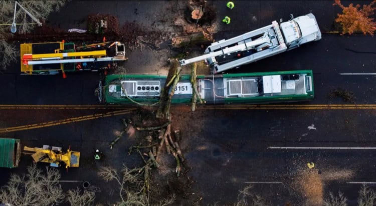 Deja 2 muertos y miles de personas sin electricidad ciclón bomba en EE. UU.