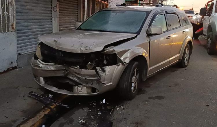 Se duerme al volante e impacta con carros estacionados en Tierra Colorada