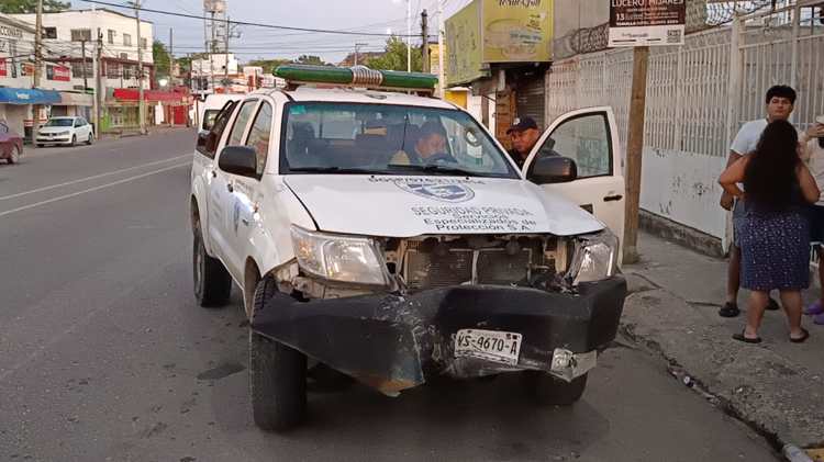 Se duerme al volante e impacta con carros estacionados en Tierra Colorada