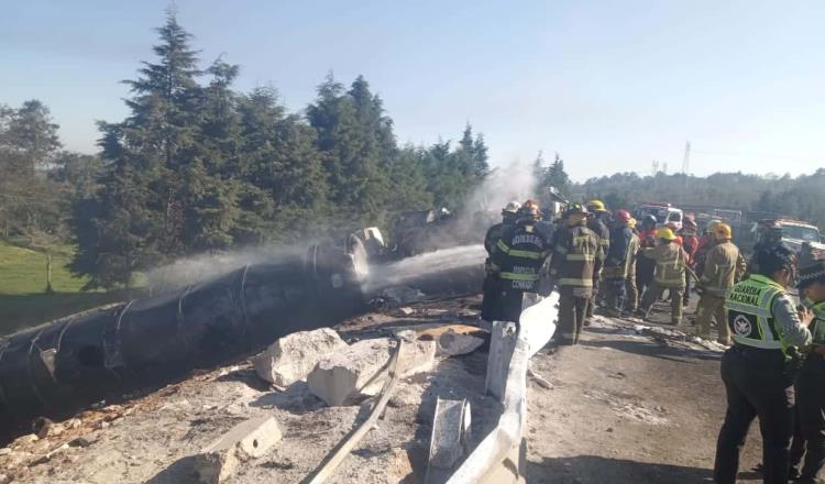 Pipa vuelca y se incendia en Veracruz; hay un muerto