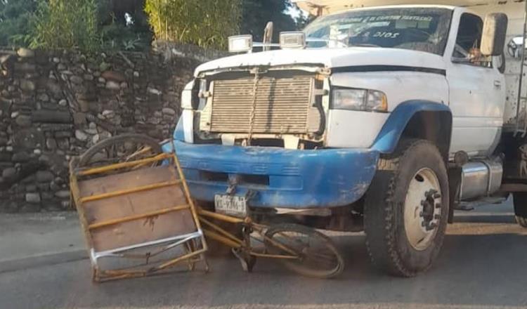 Volteo arrolla a comerciante que viajaba en triciclo en Teapa