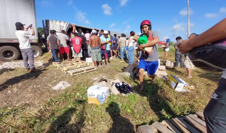 Ahora campechanos rapiñan tráiler que transportaba vinos