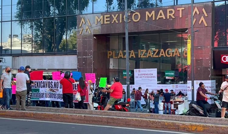 Bloquean comerciantes de Plaza Izazaga calles de CDMX para exigir reapertura