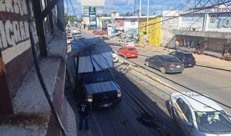 Conductor de camión derriba poste en la Av. Mina