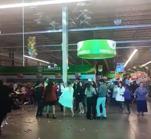 Trabajadores de supermercado arman posada dentro del centro comercial