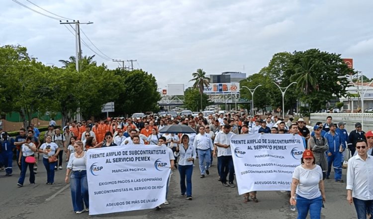 Marchan para exigir a Pemex cumpla con pago de servicios