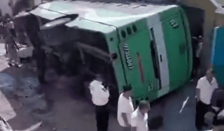 Vuelca autobús en Edomex; 20 personas resultaron lesionadas