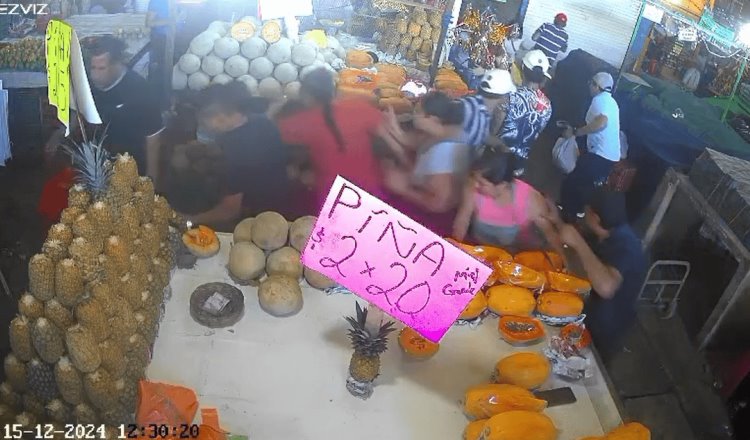 Captan momento de pánico durante atentado a balazos en tianguis campesino