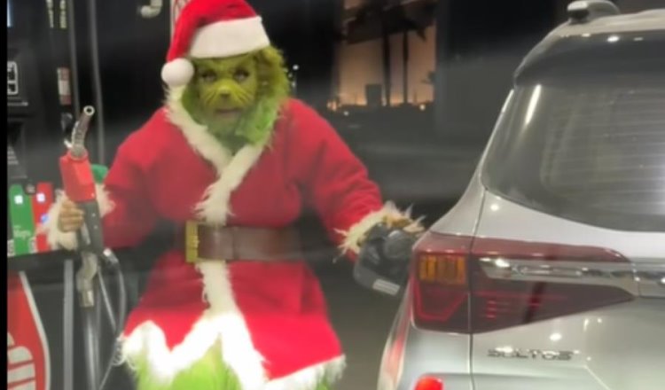 El Grinch pasa a cargar gasolina en México y se viraliza