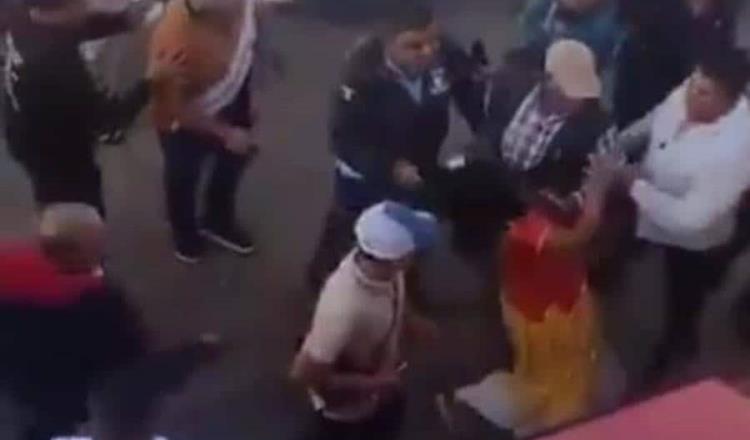 Captan a alcalde de San Pedro Ixtlahuaca, Oaxaca, golpeando a mujer indígena