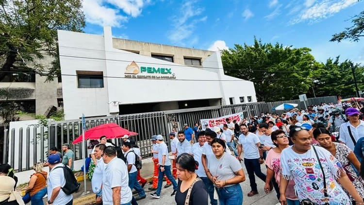 Empresarios de Ciudad del Carmen marchan por incumplimiento de pagos por parte de Pemex