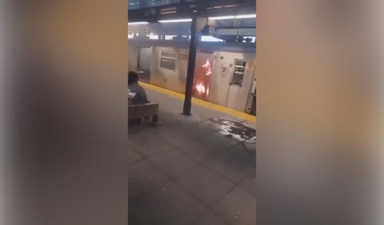 Queman viva a mujer en metro de Nueva York; autoridades investigan