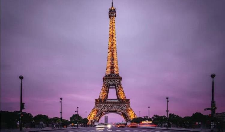 Evacúan torre Eiffel por incendio en ascensor