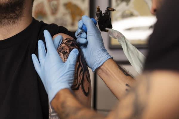 Tatuajes se mantienen en evolución y por eso su práctica perdura, aseguran