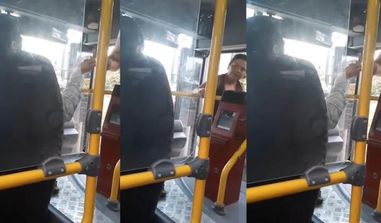 Conductor de Transbus regala dulces a pasajeros en Villahermosa