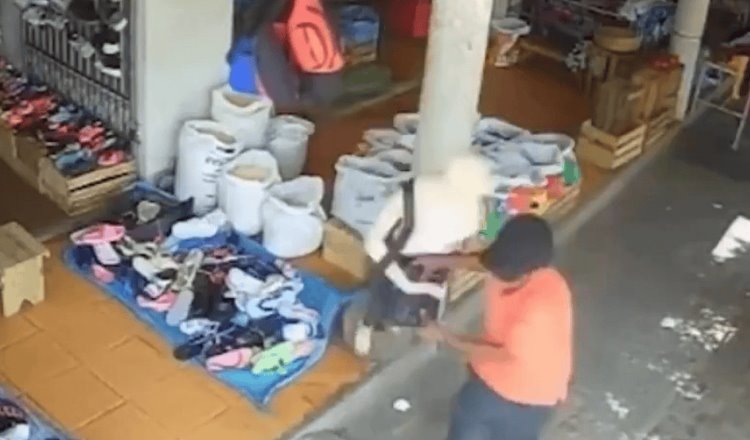 En Bolivia, ladrón confunde a maniquí con persona e intenta robarle su bolsa