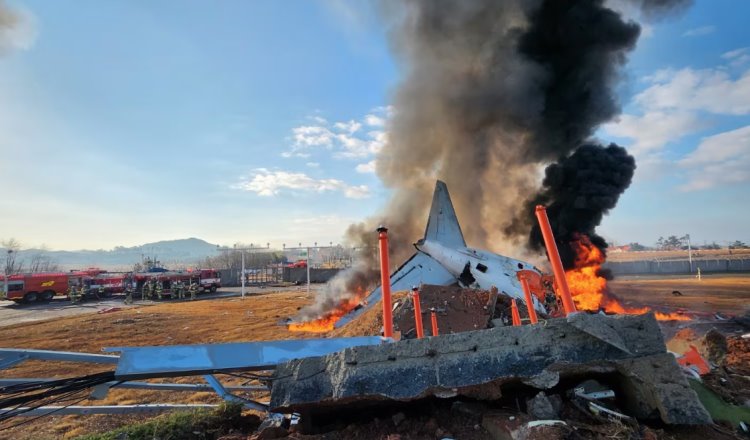 Se estrella avión con 181 personas en Corea del Sur; hay 28 muertos