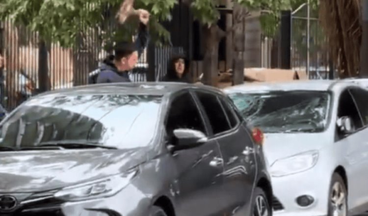 Destrozan carro de joven por estacionarse frente a vivienda en Argentina