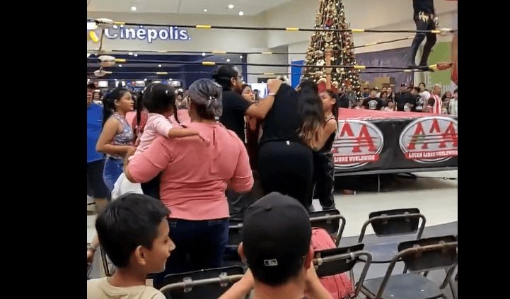 Mujeres terminan a golpes en plena función de lucha libre en Villahermosa