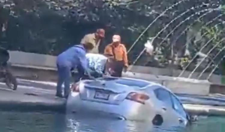 Adulto mayor pierde control de su vehículo y termina entre canal turístico en Monterrey