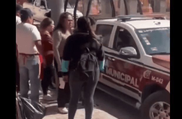 Protagonizan alcalde de Huehuetlán El Grande y su esposa pelea a golpes en plena calle