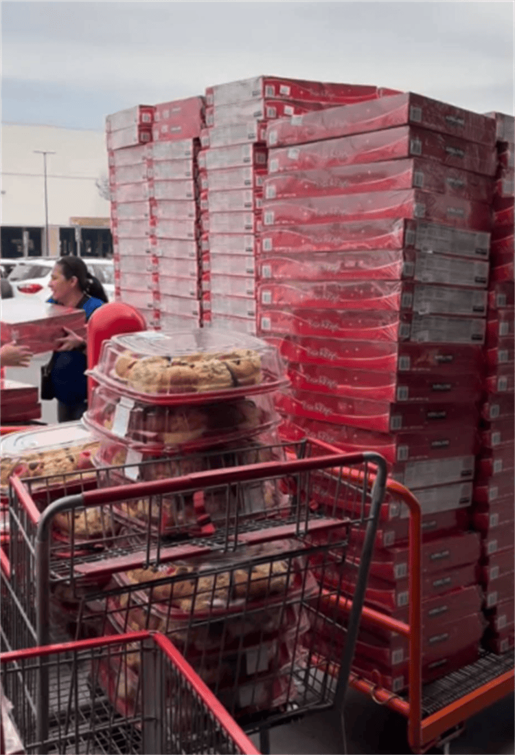 Mujer compra 800 roscas de reyes en Costco de Guadalajara para revender en Colima