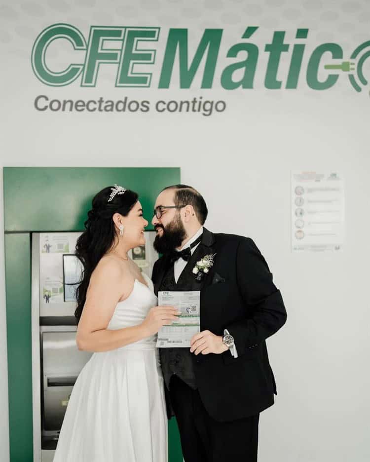 ¡En la luz y en la oscuridad! Pareja comparte sesión de bodas en sucursal de CFE Monterrey