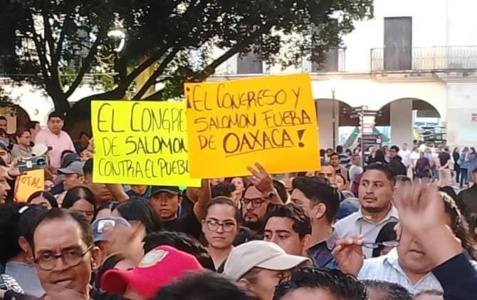 Bloquean accesos al Congreso de Oaxaca por despido masivo