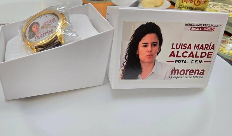 Exhiben relojes con el rostro de Luisa Alcalde