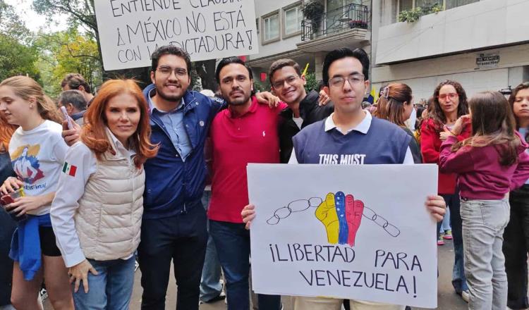 Manifestantes piden renuncia de Maduro frente a embajada de Venezuela en la CDMX