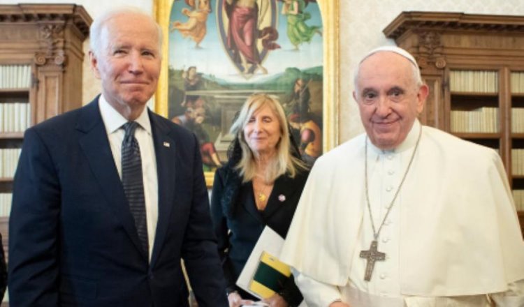 Biden entrega Medalla de la Libertad con Distinción al Papa Francisco