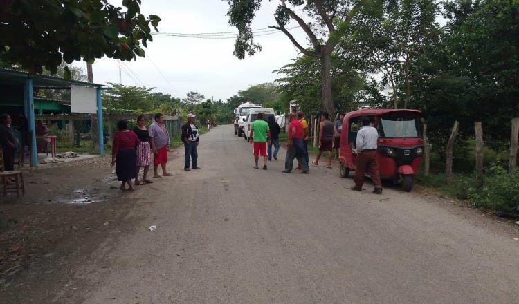 Habitantes de Acachapan 5ta bloquean carretera para exigir empleos en obras de Pemex