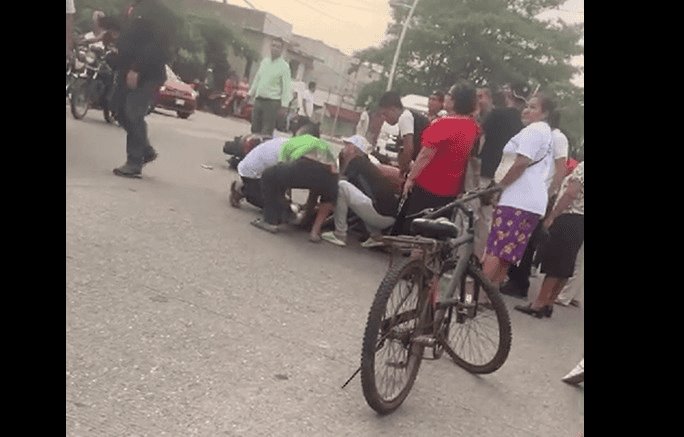 Jóvenes en motocicleta colisionan contra coche en Nacajuca; escolar es trasladada herida a un hospital