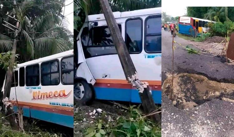 Socavón provoca accidente de camión de pasajeros en la carretera a Patastal, Comalcalco